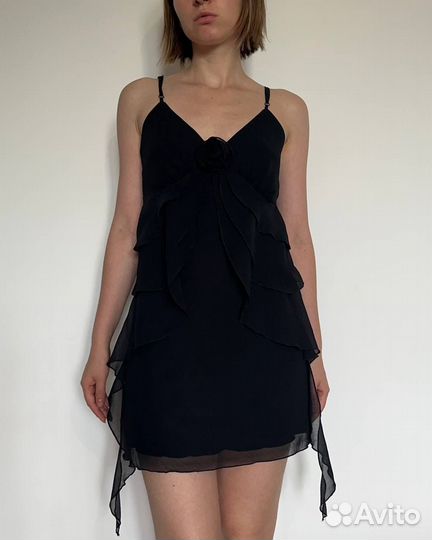 Платье с розой и воланами