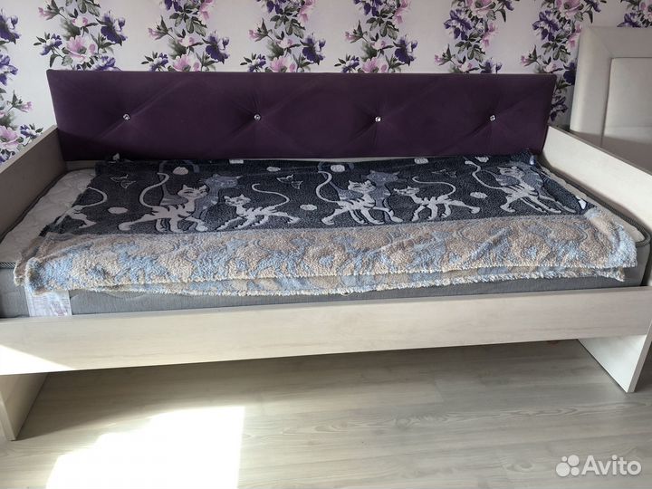 Продам кровать с матрасом