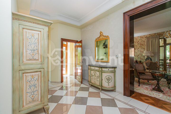 Дом 460 м² на участке 20 сот.