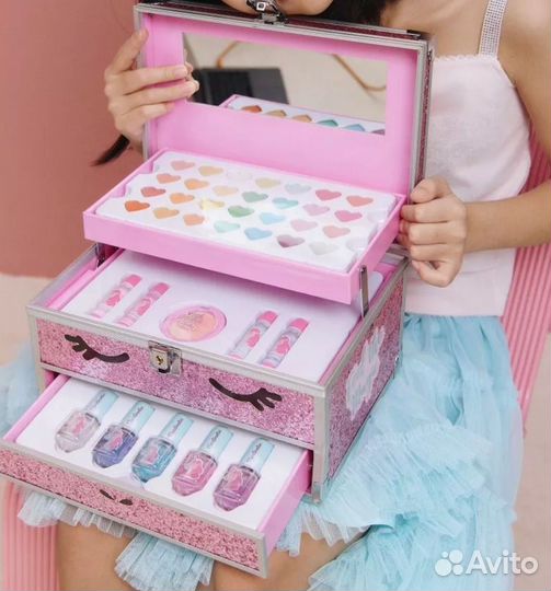 Набор детской косметики в чемодане новый