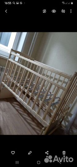 Детская кроватка с маятником