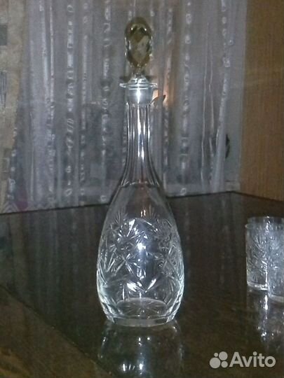 Хрустальные графины и стопки
