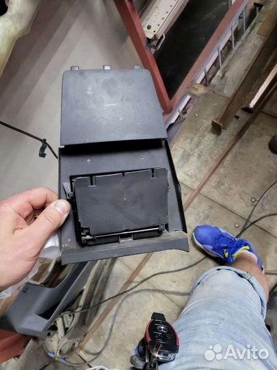 Подрулевой пластик на вольво s40 2000г