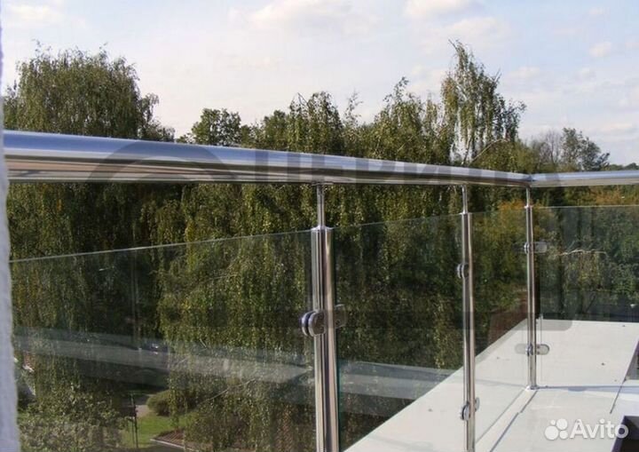 Ограждение из стали с деревянным поручнем