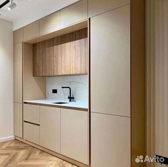 Маленькая прямая кухня до потолка с островом