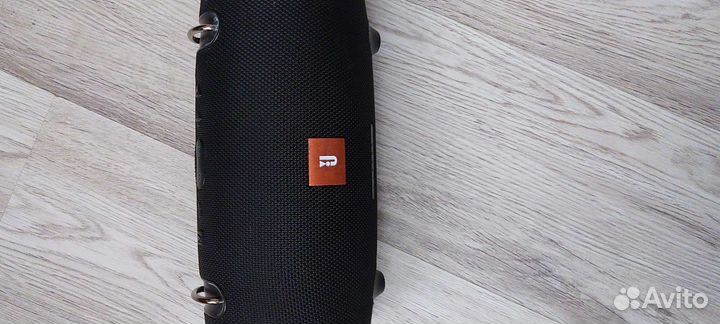 Колонка по блютузу,есть разем под USB