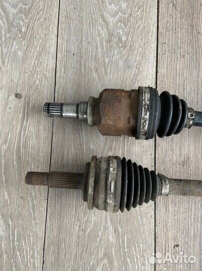 Привод передний правый Toyota Auris E150 1ZR-FE