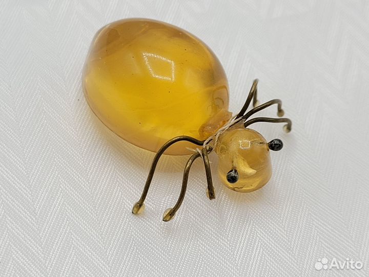Брошь Паук Жук пластик цвет Янтарь