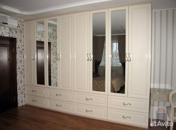 Шкаф с зеркалом