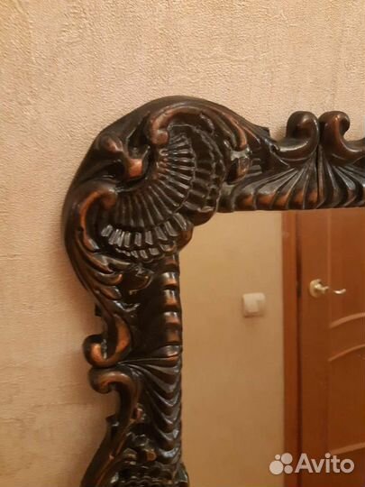 Зеркало и бра