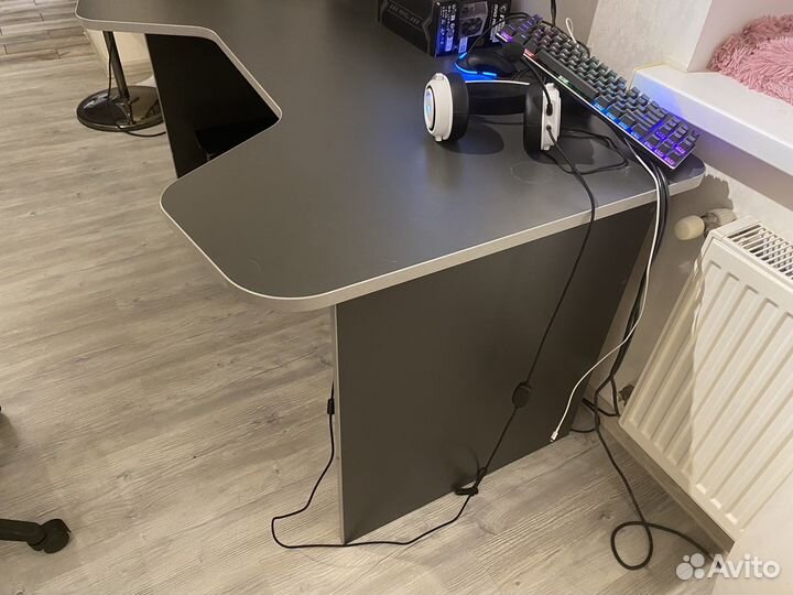 Стол компьютерный игровой
