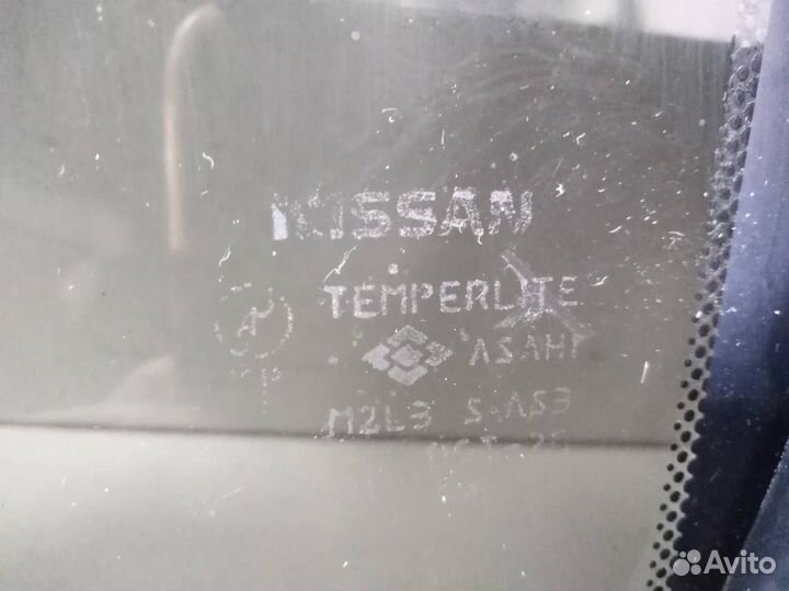Стекло двери задней правой форточка Nissan Primera