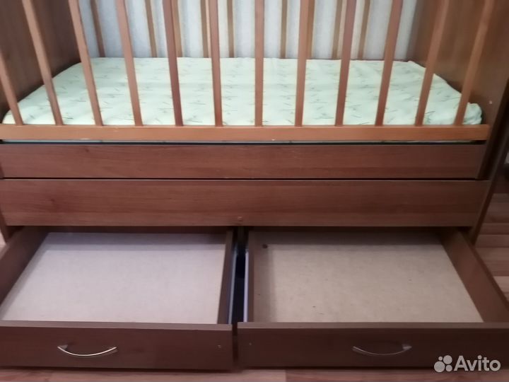 Детская кроватка с маятником и ящиком