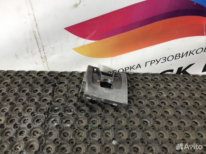 Кронштейн накладки на порог правый Volvo XC60