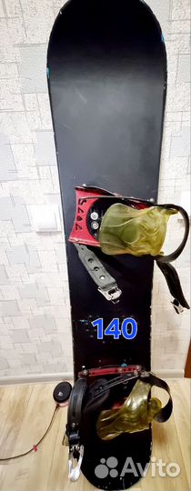 Сноуборд с креплениями и ботинки