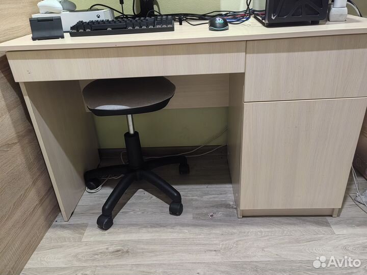 Письменный стол