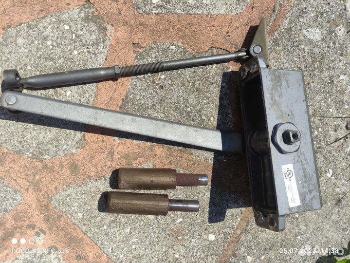 Дверь входная металлическая, тяжёлая с доводчиком