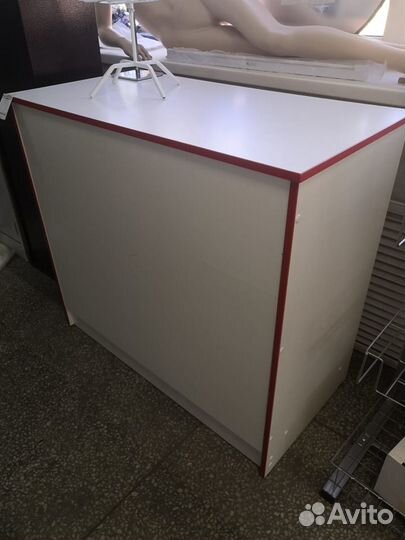 Прилавок кассира или для выдачи товара