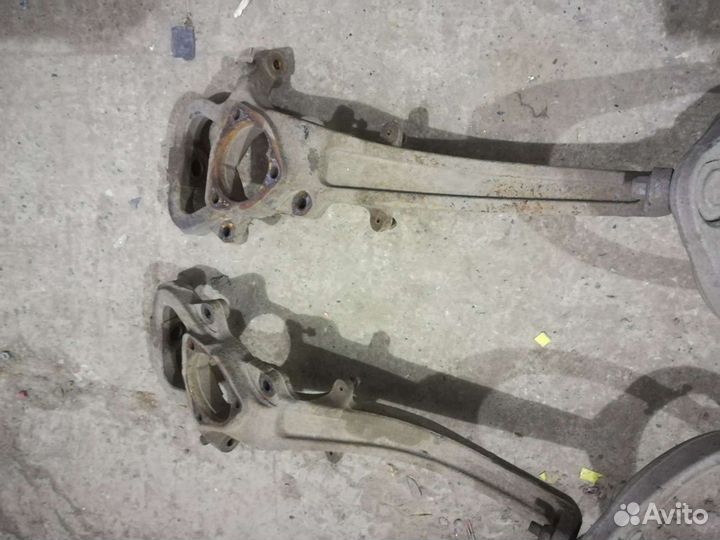 Кулак поворотный передний Cadillac SRX 03-09