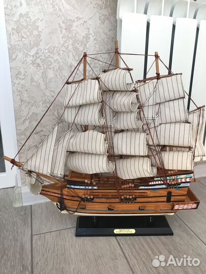 Модель парусника из дерева