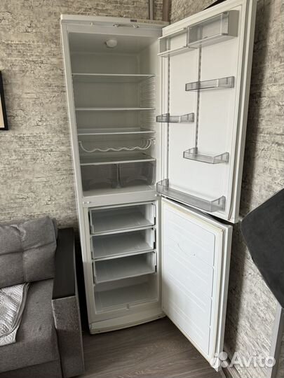 Холодильник атлант белый