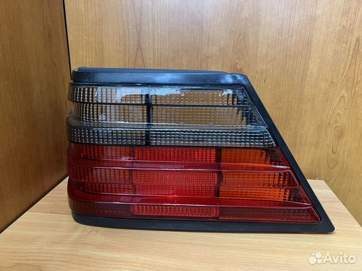Задний фонарь mercedes E-124