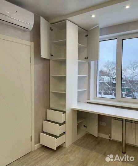 Письменный стол у окна