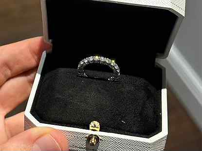 Золотое кольцо с бриллиантами на помолвку