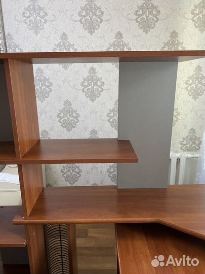 Стол с книжными полками