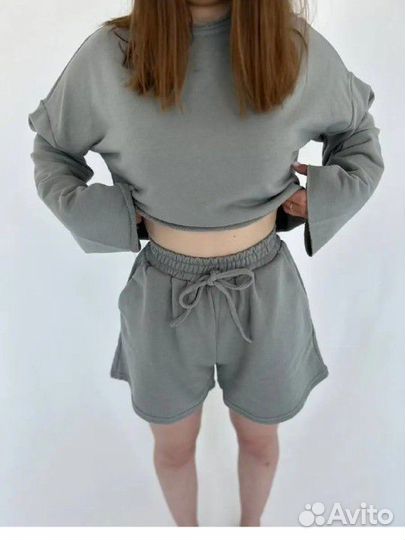 Трендовый костюм с шортами и свитшотом