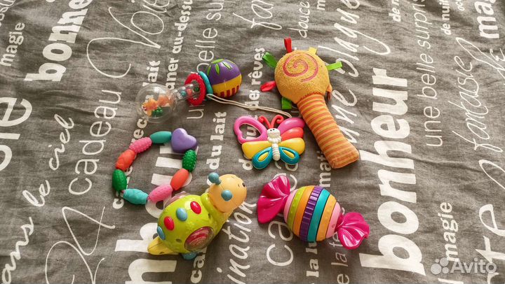 Игрушки, бутылочка, фартук, поводок для малыша
