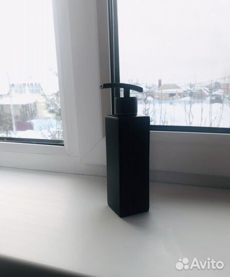 Черный дозатор