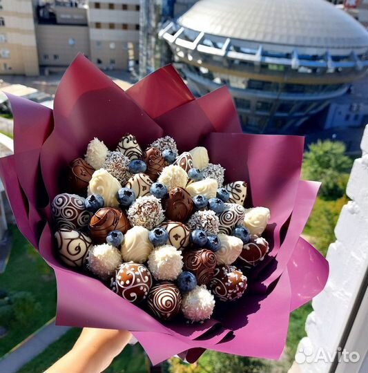 Клубничный букет в тёмном и белом шоколаде с голуб