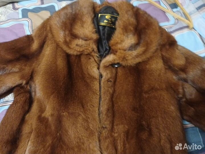 Шубка женская в отличном состоянии. 52 размер