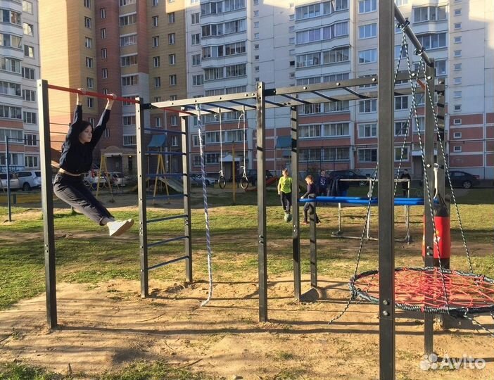 Уличный спорткомплекс с качелью