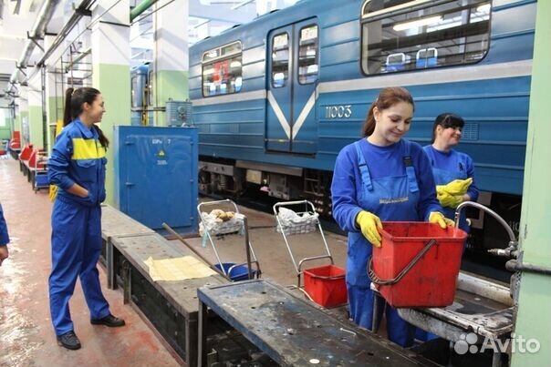 Вакансии метрополитена без опыта. Ремонтный персонал электродепо Печатники. Мойка вагонов РЖД. Мойщик вагонов в депо Измайлово. Мойщица вагонов в депо.