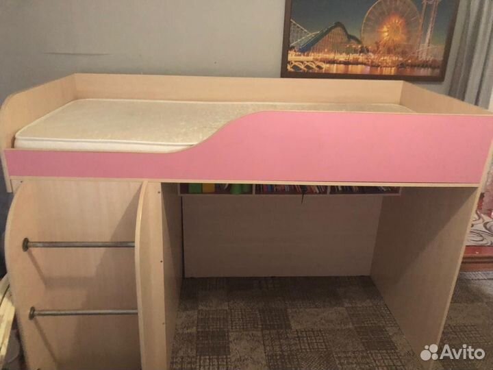 Б/у кровать, встроенный шкаф, лестница, роз полка