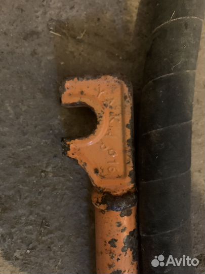 Вибратор для бетона и ключ для арматуры