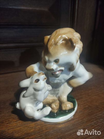 Фарфоровая статуэтка 