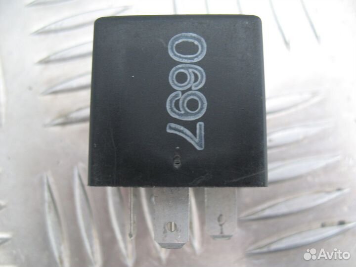 Реле стеклоочистителей VW Passat B4