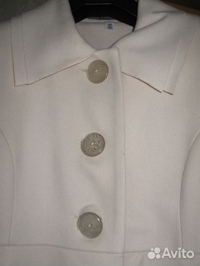 Очень красивое пальто молочного цвета