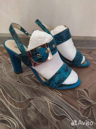 Продаю босоножки