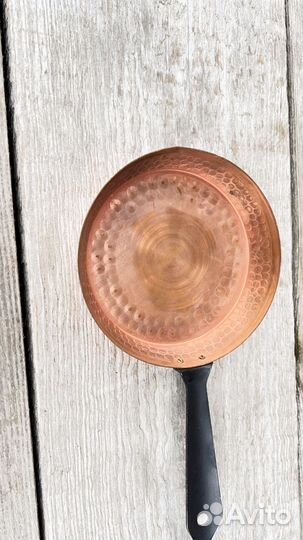 Декаротивная медная сковородка