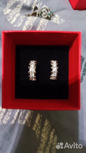 Серебряные серьги с гранатом, и фианит дорожки