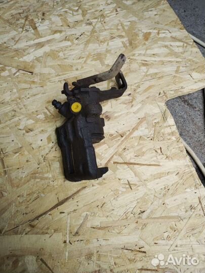 Суппорт на nissan almera n16 левый задний