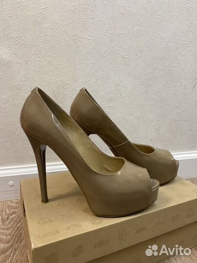 Туфли с открытым носом