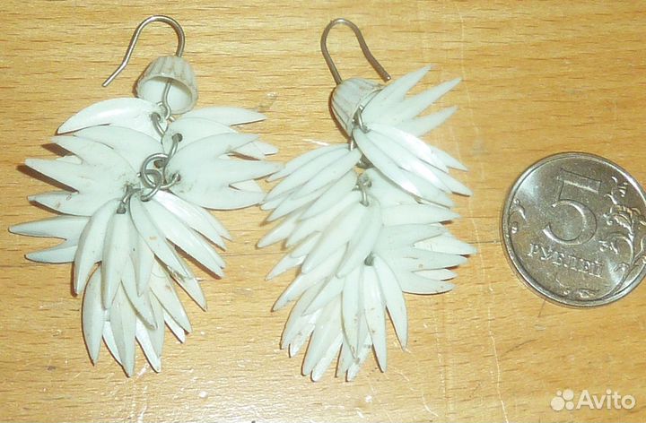 Серьги Белая пластмасса Длина 5.5 см