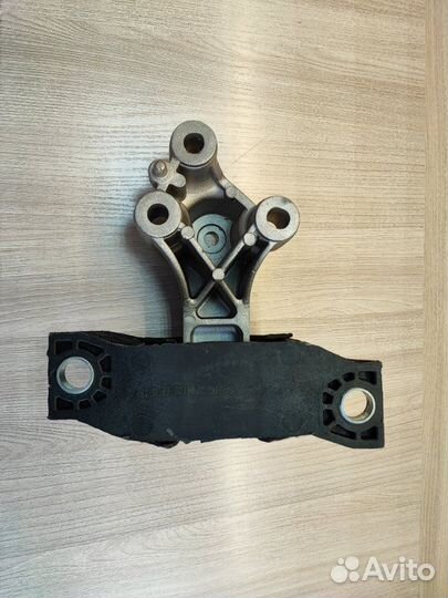 Опора двигателя правая Renault Logan 2