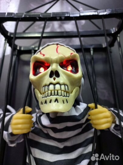 Заключённый в клетке Раздвигает решётки руками