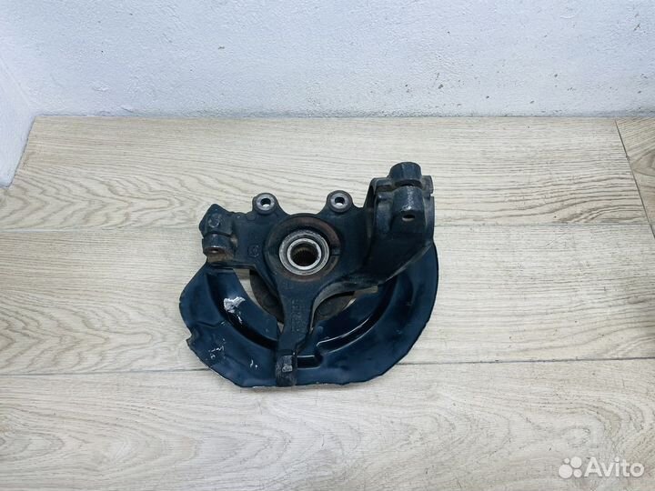 Кулак передний правый Mazda 3 BL